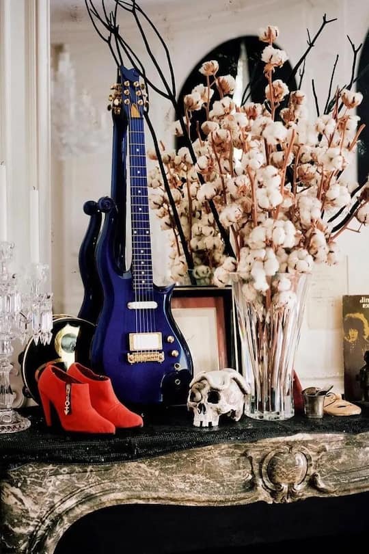 Die Gitarre von Prince auf dem Cheminée von Lenny Kravitz