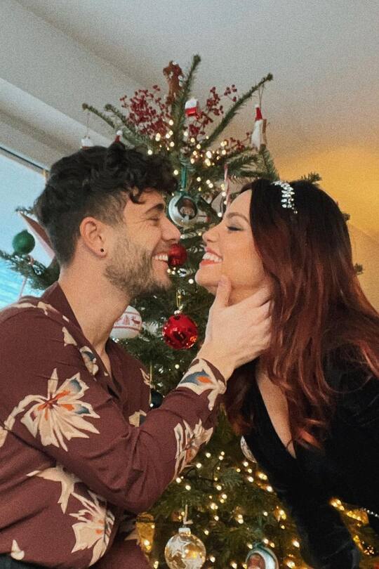 Süsser Kuss vor dem Christbaum: Luca Hänni und Christina Luft.