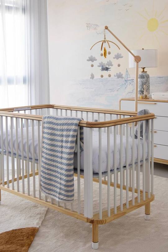 Das Babyzimmer von Lindsay Lohan ist hellblau und weiss