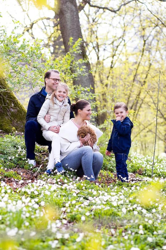 Schwedisches Thronfolgerpaar mit Kindern