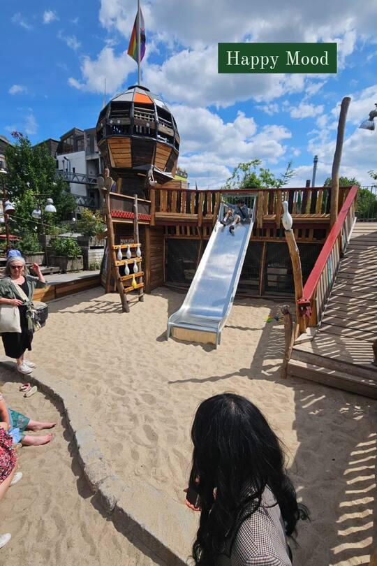 Seven und seine Familie zog es in Berlin auf den Spielplatz.