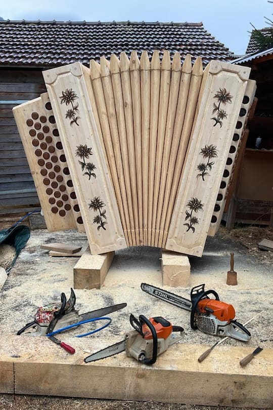 <p>Mein Projekt: Bis ich am 8. und 9. November im Zürcher Hallenstadion spiele, bleibt mir Zeit für andere Projekte. Wie etwa die zwei Meter grosse Holz-Handorgel, die mein Team und ich anfertigten.</p>