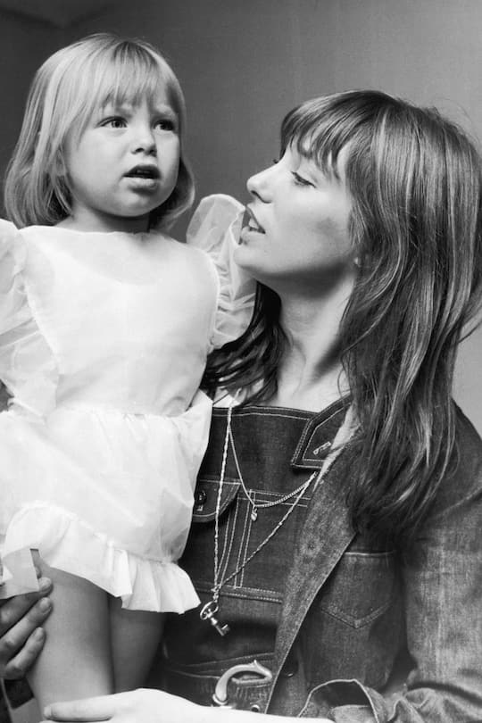 Jane Birkin mit Ehemann Serge Gainsbourg und den Töchtern Charlotte (l.) und Kate (r.).