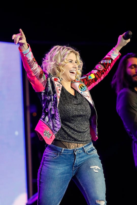 Beatrice Egli bei ihrem Konzert anlässlich ihrer Wohlfühlgarantie-Tournee im Mehr! Theater in Hamburg, Deutschland. 12. Dezember 2018.