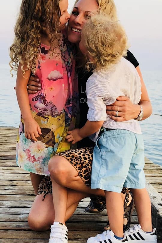 <p>Christina Surer mit ihrer mittlerweile elfjährigen Tochter Emily (l.) und Sohn Lio, der heute neun Jahre alt ist.</p>