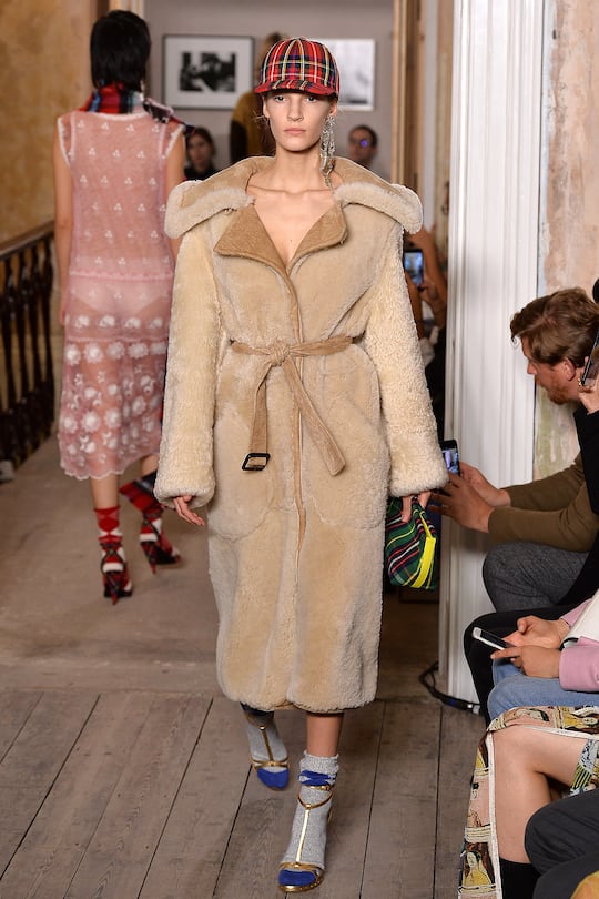 Runway-Look bei der Burberry Herbst/Winter 17/18 Show in London