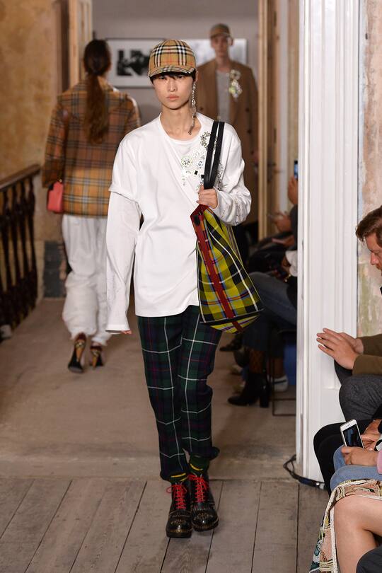 Runway-Look bei der Burberry Herbst/Winter 17/18 Show in London