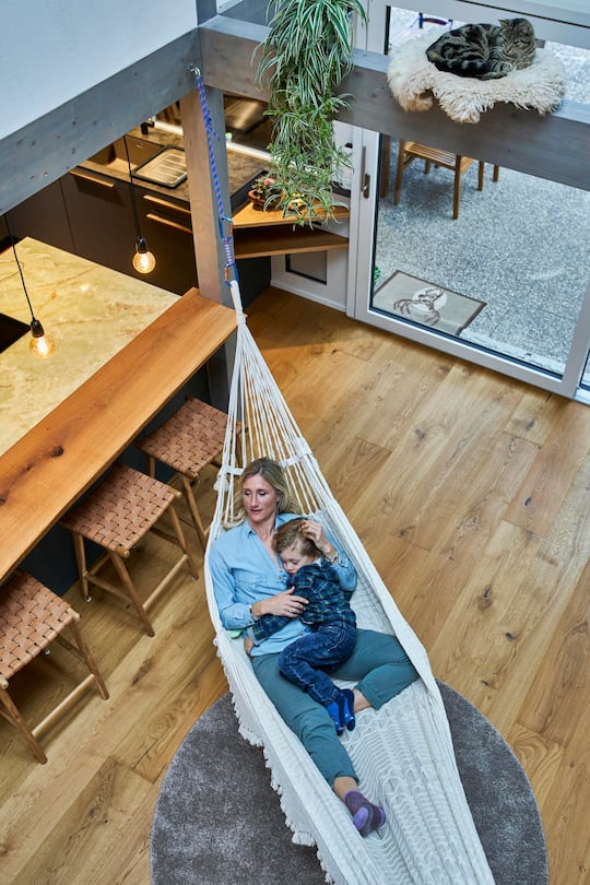 Tanja Frieden, in ihrem Haus in Gwatt am Thunersee, mit ihrem Partner Marc Ramseier und Sohn Luam