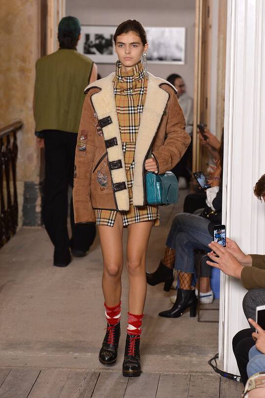 Runway-Look bei der Burberry Herbst/Winter 17/18 Show in London