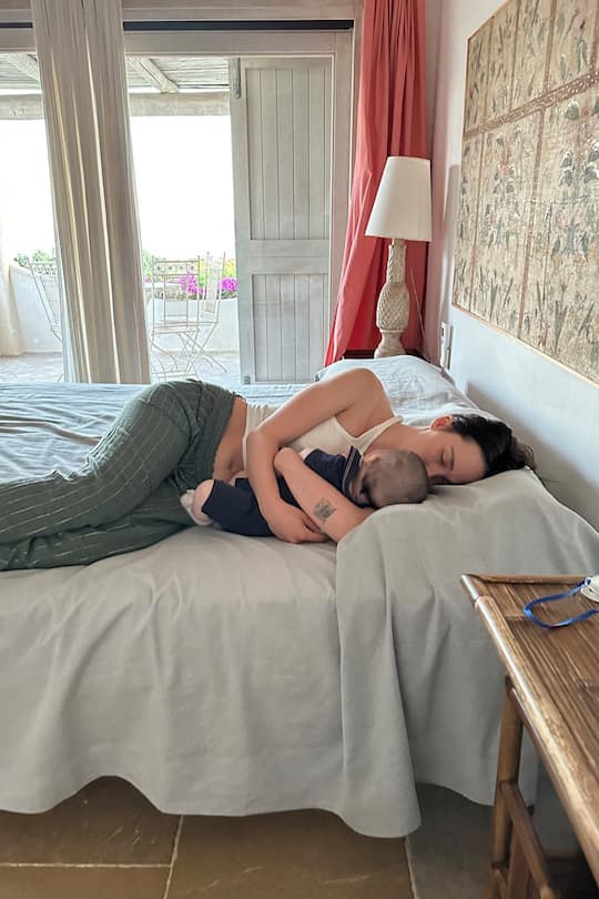 Bädelen macht müde: Aurora Ramazzotti und Cesare machen ein Mittagsschläfchen.