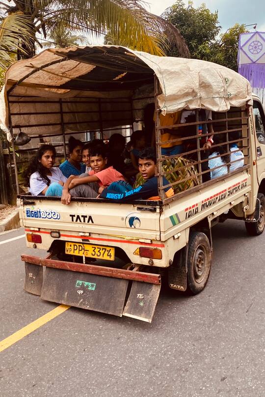 Wenn Kinder das Privileg haben, eine Schule zu besuchen, werden sie meist in einem Schulbus wie diesem hingebracht.