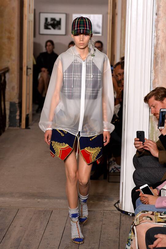 Runway-Look bei der Burberry Herbst/Winter 17/18 Show in London