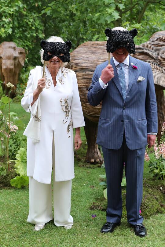 13/06/2019. London, United Kingdom: Camilla, Duchess of Cornwall and Prince Charles, Prince of Wales hold face masks as they host a reception for the Elephant Family Animal Ball at Clarence House in London. (i-Images / Polaris) (FOTO:DUKAS/POLARIS)