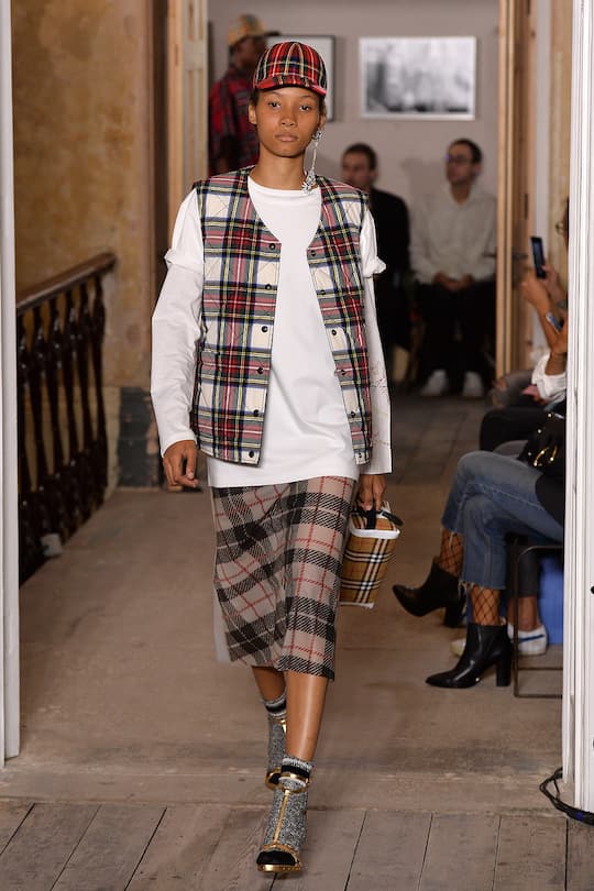 Runway-Look bei der Burberry Herbst/Winter 17/18 Show in London