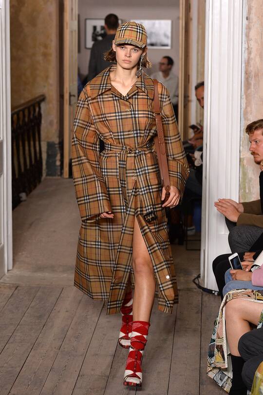 Runway-Look bei der Burberry Herbst/Winter 17/18 Show in London