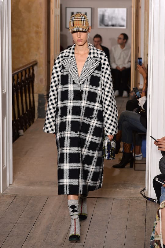 Runway-Look bei der Burberry Herbst/Winter 17/18 Show in London