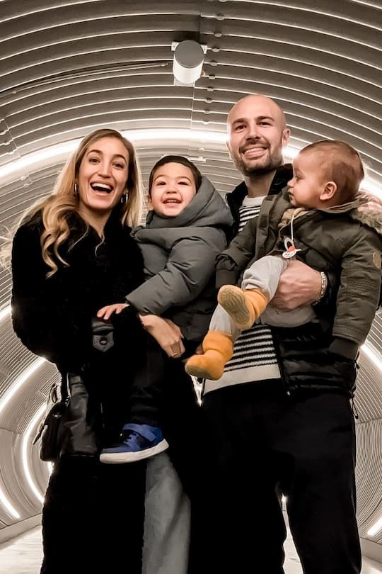 Sara und Lorenzo Leutenegger mit den Söhnen Lio und Pablo