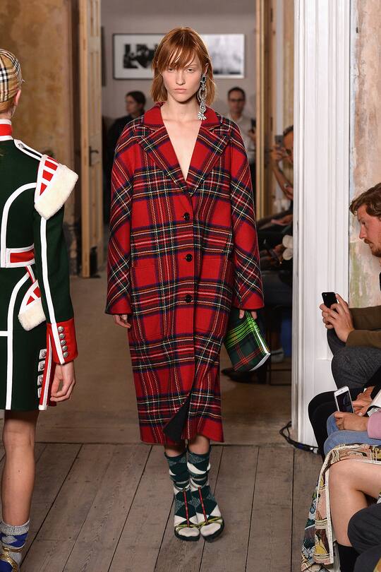 Runway-Look bei der Burberry Herbst/Winter 17/18 Show in London