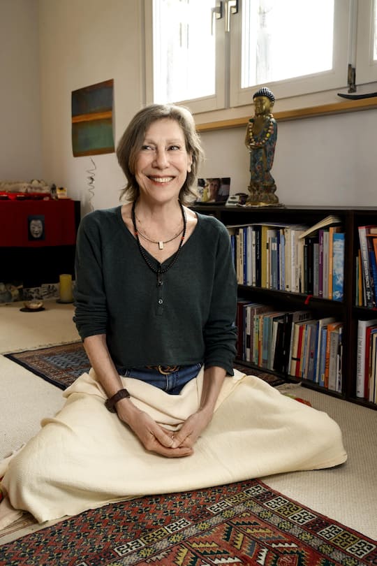 <p>Moment der Ruhe: Regelmässig meditiert Sue in ihrer Wohnung in Teufen. «Den Buddha im Hintergrund habe ich auf dem Flohmarkt gefunden», verrät sie.</p>