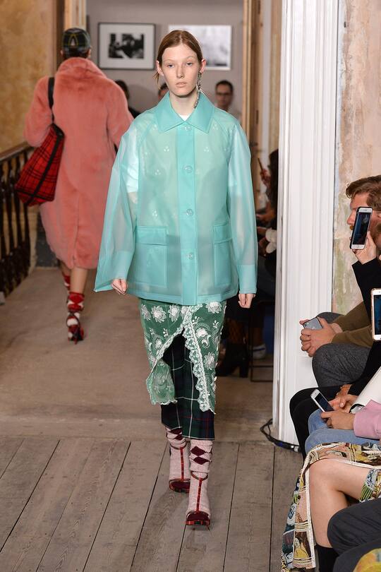 Runway-Look bei der Burberry Herbst/Winter 17/18 Show in London