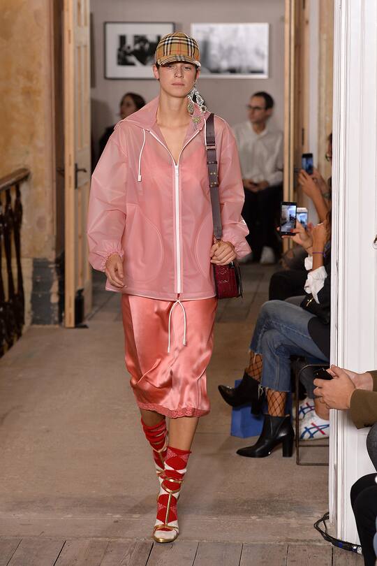 Runway-Look bei der Burberry Herbst/Winter 17/18 Show in London