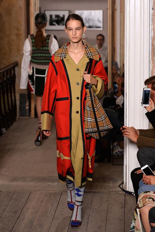 Runway-Look bei der Burberry Herbst/Winter 17/18 Show in London
