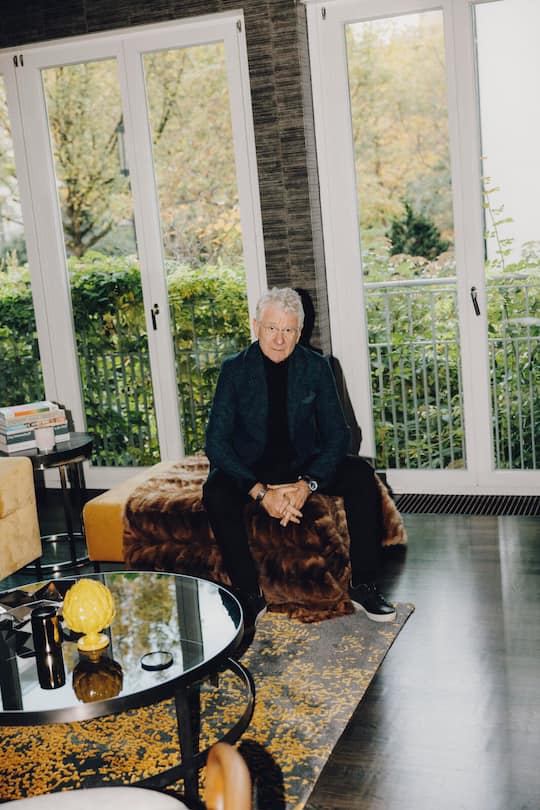 *** SPECIAL FEE *** Marcel Reif, Sportjournalist und Sportkommentator, in seiner Wohnung in Muenchen Engl: Marcel Reif, sports journalist and sports commentator, in his flat in Munich, Germany. *** veroeffentlicht in ZEIT 45/2023 am 06.11.2023 *** bis 06.02.2024 bitte folgenden Credit verwenden: Dirk Bruniecki/Die Zeit/laif ***