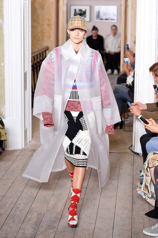 Runway-Look bei der Burberry Herbst/Winter 17/18 Show in London