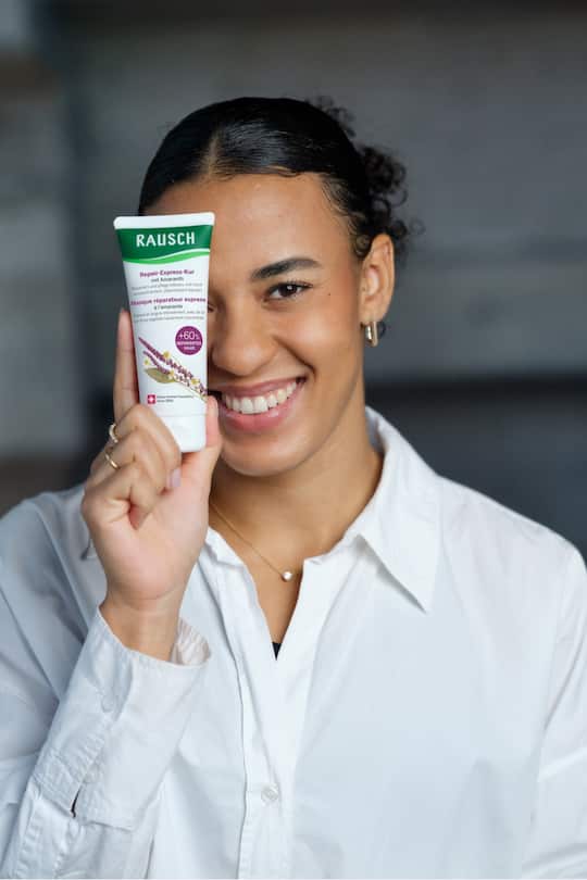 Einzelportrait von Ditaji Kambundji während dem Key-Visual Shoot für Rausch mit den Schwestern Mujinga und Ditaji Kambundji