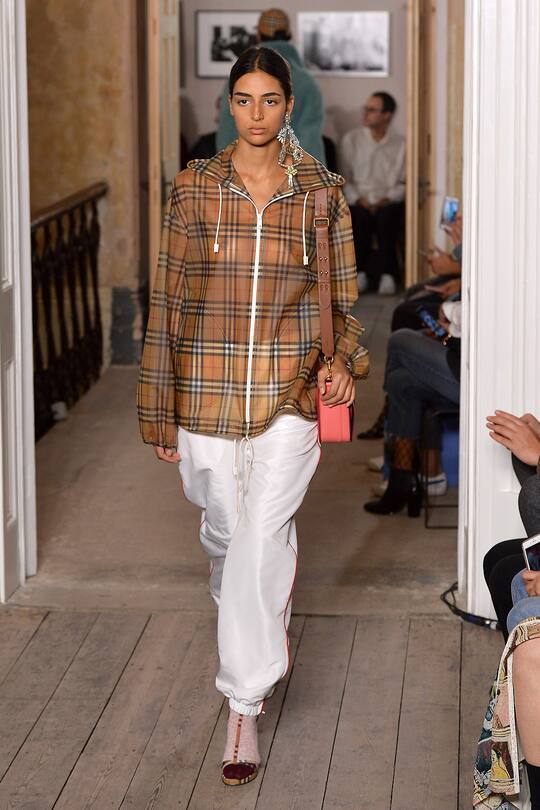 Runway-Look bei der Burberry Herbst/Winter 17/18 Show in London