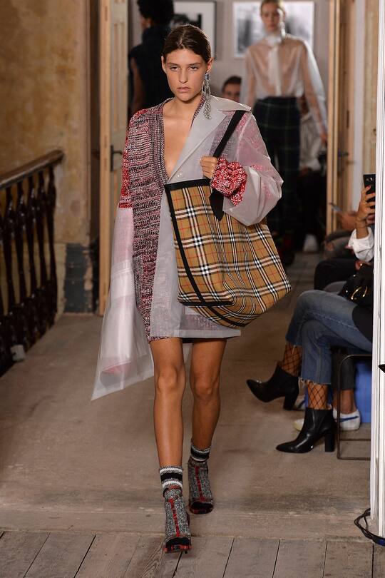 Runway-Look bei der Burberry Herbst/Winter 17/18 Show in London