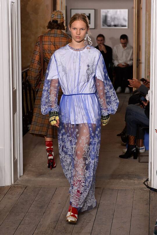 Runway-Look bei der Burberry Herbst/Winter 17/18 Show in London