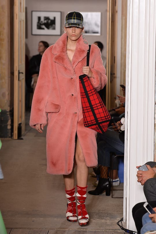 Runway-Look bei der Burberry Herbst/Winter 17/18 Show in London