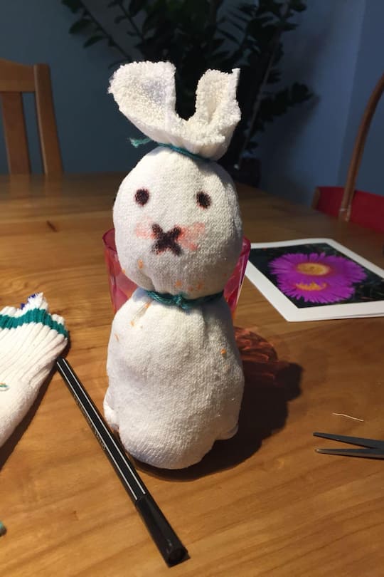 Claudia Lässer bastelt Hasen aus Socken