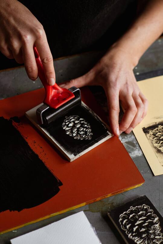 Basteln mit Sylvie Kempa - Lino-Druck, Einmachen, Batik Küchentücher färben - Atelier Frinvillier - 9. November 2020 - Copyright Olivia Pulver