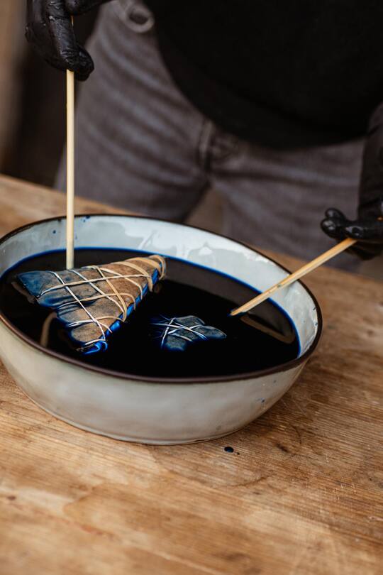 Basteln mit Sylvie Kempa - Lino-Druck, Einmachen, Batik Küchentücher färben - Atelier Frinvillier - 9. November 2020 - Copyright Olivia Pulver