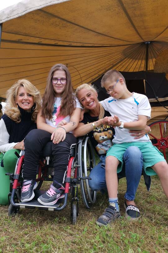 Auf dem Bild von rechts nach links: Lukas, 14 Jahre alt Ich, Botschafterin Wunderlampe seit 12 Jahren Fiona, 14 Jahre alt Im rollstuhl Karin Haig, Gründerin Wunderlampe