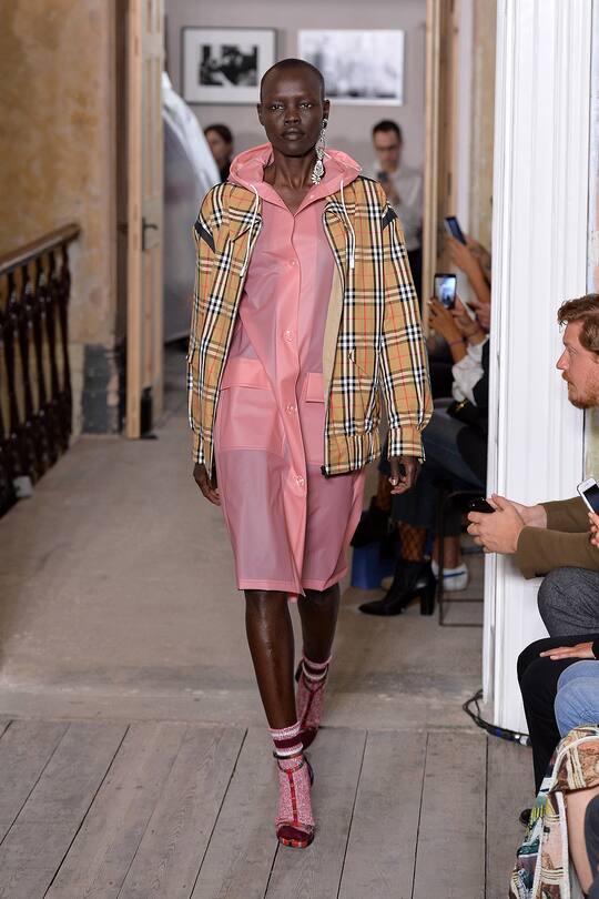 Runway-Look bei der Burberry Herbst/Winter 17/18 Show in London