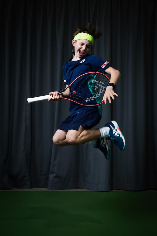 Flynn Thomas, Nachwuchs Tennistalent, 13. Februar 2021, Ebmatingen, mit Mutter Sandra und den Schwester Léonie und Hannah