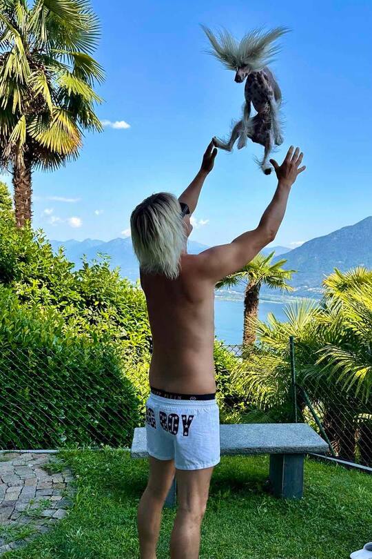 Nackthündin Queen liebt es gemäss Vera Dillier, wenn Josef sie in die Luft wirft.