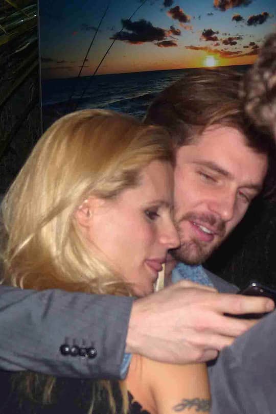 Tomaso Trussardi umarmt Michelle mit Handy in Hand