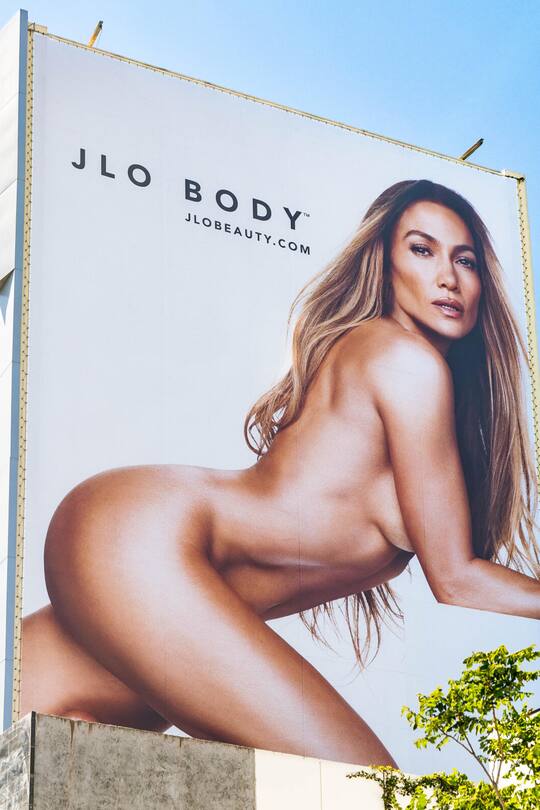 Managerinnen STYLE 01/24 Celebrity WEST HOLLYWOOD, CA - JULY 27: A billboard above the Sunset Strip featuring Jennifer Lopez in the nude promotes the star's new product line: JLo Body by JLo Beauty on July 27, 2022 in West Hollywood, California. (Photo by AaronP/Bauer-Griffin/GC Images)