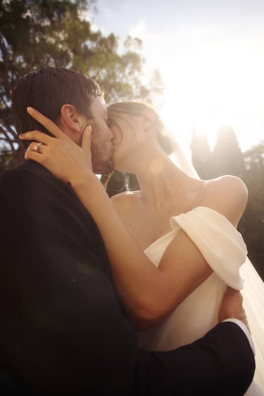 SI-Online / Einmalige Verwendung / Keine Weitergabe Fotos: Hans Neumann, Alex Waltl und Austin Augie Event Design und Planung: Eggert+Friends LLC Hochzeitsrednerin: Idil Tabanca Brautjungfern: Fiona Furrer, Cindy Furrer, Emilia Furrer Blumenmädchen: Lucie Furrer Ringträger: August Becht Trauzeuge: Adam Becht Brautkleid: Olivier Theyskens Styling: Melissa Levy