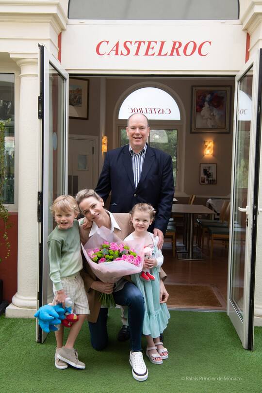 2020 Fürst Albert und Charlène gehen mit Zwillingen ins Restaurant Castelroc