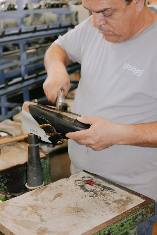 Auch die Appenzeller Gurt Clogs werden in akribischer Handwerkskunst gefertigt.