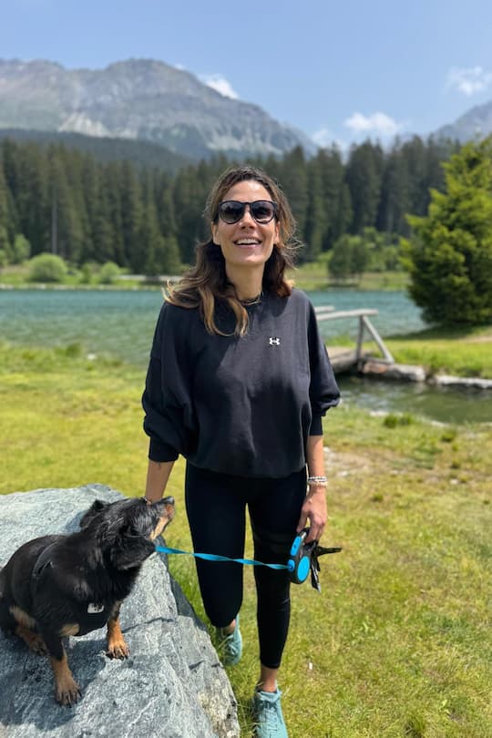 Ex-Freestyle-Skifahrerin Mirjam «Mimi» Jäger mit ihrem dreieinhalbjährigen Pinscher-Mix Pepe, den sie aus dem Tierheim hat.