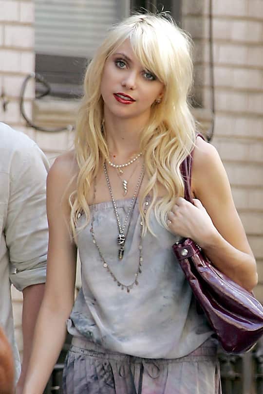 ©2009 RAMEY PHOTO USA, Australia and South Africa rights only U.S actors Blake Lively, Penn Badgley, Taylor Momsen, Kelly Rutherford, Connor Paolo and Michelle Trachtenberg on set of the TV series "Gossip Girl" filming in The Upper East Side in Manhattan, New York, NY on August 11, 2009. CG (Photo by Philip Ramey/Corbis via Getty Images)
