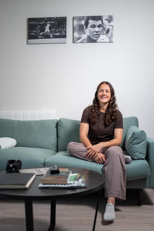 <p>«Es sind noch nicht alle meine Sachen da», erzählt Peng. Ihre grossen Vorbilder Muhammad Ali und Roger Feder sind aber bereits platziert.</p>