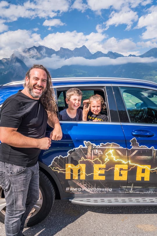 Foto: Joseph Khakshouri 02.06.2022 Megawatt Frontman, Thomas Graf, zu besuch bei Rino und seiner Familie. Er war die Inspiration für das Lied âFlügel us Stahlâ. Rino hatte im Mutterleib einen Schlaganfall und ist seitdem teils gelähmt. Thomas Graf ist bei der Familie sehr beliebt und wird als guter Freund begrüÃt. Rino ist von Fahrzeugen begeistert Thomas zeigt ihm sein Auto und danach fährt Rino mit seinem Traktor vor. Bad Ragaz (SG)