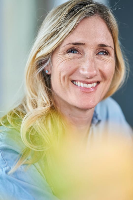 Tanja Frieden, in ihrem Haus in Gwatt am Thunersee, mit ihrem Partner Marc Ramseier und Sohn Luam